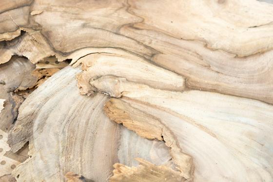 將核桃層切割并分層以形成桌面